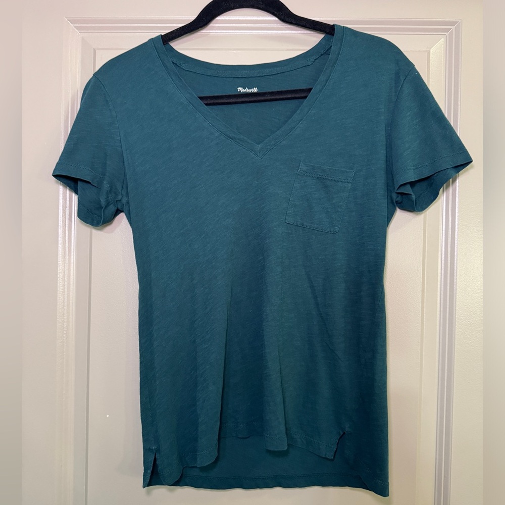 Madewell v-neck pocket tee, size small.